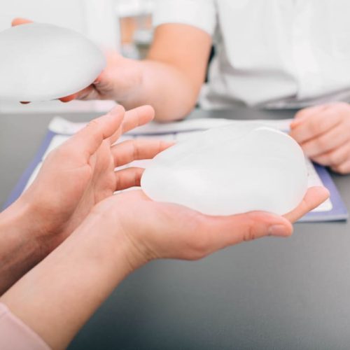 Cómo elegir implantes de senos según tu estilo de vida y objetivos estéticos