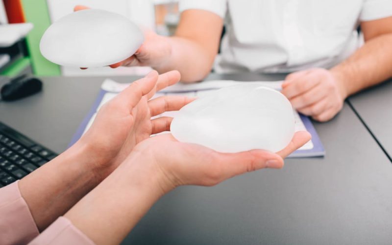 Cómo elegir implantes de senos según tu estilo de vida y objetivos estéticos